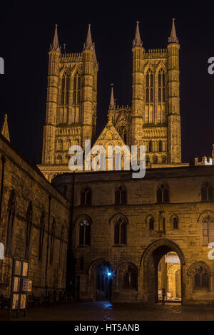 Ein Blick auf die prächtige Kathedrale von Lincoln mit Staatskasse Tor und die Magna Carta Gastwirtschaft in den Vordergrund, Lincoln, UK. Stockfoto