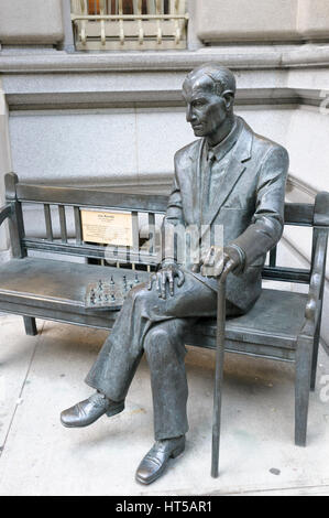 Statue des polnischen zweiten Weltkrieges Widerstandskämpfer Jan Karski, polnischen Konsulat, NYC, USA Stockfoto