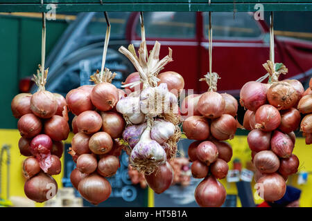 Knoblauch und Zwiebeln auf dem Display an Borough Market in London Stockfoto