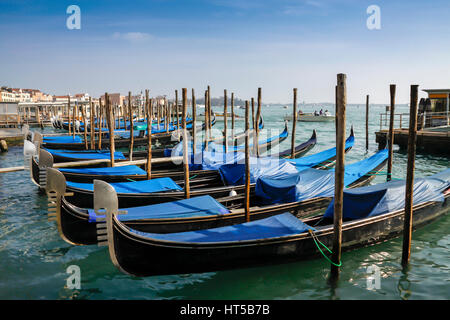 Gondeln vor Anker vor der Markusplatz in Venedig, Italien Stockfoto