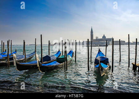 Gondeln vor Anker vor Markusplatz mit Kirche San Giorgio di Maggiore in Venedig, Italien Stockfoto