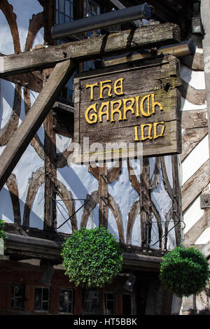 London, UK-2. März 2017: Das Schild über dem Haupteingang, Garrick Inn Public House in London, am 2. März 2017. Stockfoto