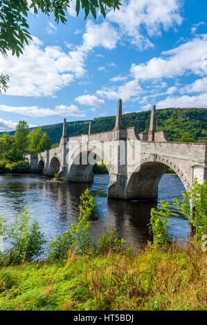 Allgemeine watet Brücke über den Fluss Tay in Aberfeldy. Dsigned und gebaut von Thomas Telford. Stockfoto