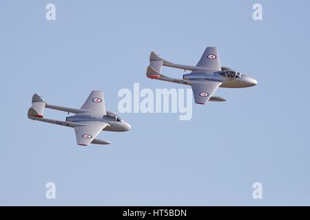 De Havilland Vampire FB.52 und T.55 fliegen zusammen in Duxford Air Show Stockfoto