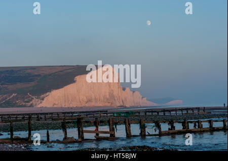 Mondaufgang über den Severn Sisters und Beachy Head von Seaford Kopf Sussex Stockfoto