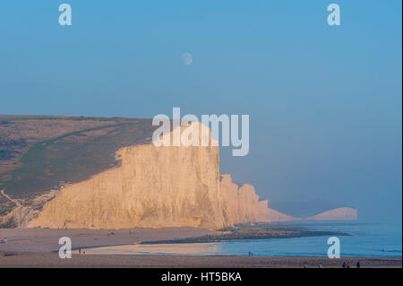 Mondaufgang über den Severn Sisters und Beachy Head von Seaford Kopf Sussex Stockfoto