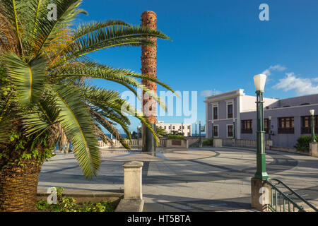 TOTEM TELURICO (© JAIME SUAREZ 1992) PLAZA DEL QUINTO CENTENARIO ALTEN SAN JUAN PUERTO RICO Stockfoto