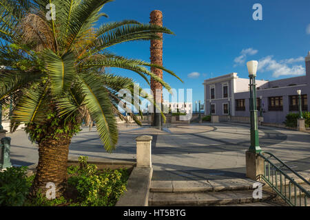 TOTEM TELURICO (© JAIME SUAREZ 1992) PLAZA DEL QUINTO CENTENARIO ALTEN SAN JUAN PUERTO RICO Stockfoto