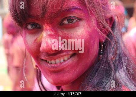 Frau feiert das Holi-Fest der Farben Stockfoto