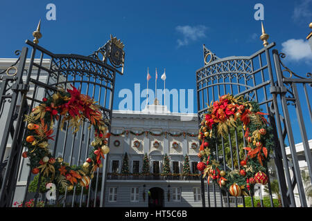 WEIHNACHTEN KRÄNZE OFFENEN EINGANG TOR GOVERNORS MANSION LA FORTELEZA ALTSTADT SAN JUAN PUERTO RICO Stockfoto