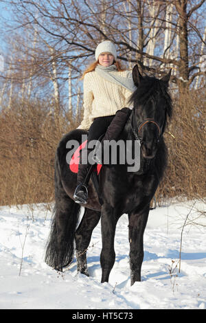 Weiße blonde Mädchen Reiten Reiten im winter Stockfoto