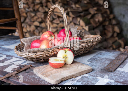 Rote Äpfel in einem Korb Stockfoto