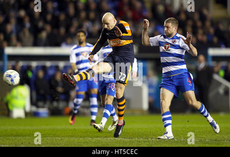 Newcastle United Jonjo Shelvey (links) und Reading Joey van Den Berg in Aktion während der Himmel Bet Meisterschaft entsprechen im Madejski Stadium, lesen. Stockfoto