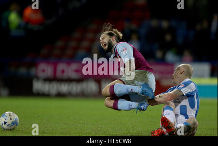 Huddersfield Town Aaron Mooy Foulspiel von Aston Villa Henri Lansbury während der Himmel Bet Meisterschaftsspiel im Stadion der John Smith, Huddersfield. Stockfoto