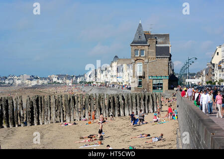 Saint-Malo Strand und Boulevard, Ille et Vilaine, Frankreich Stockfoto