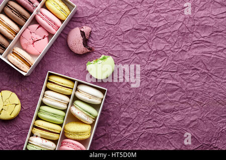 Macarons auf gefaltete Papier strukturiertem Hintergrund, Raum für SMS Stockfoto