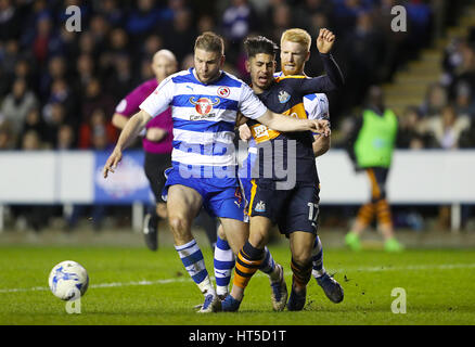 Reading Joey van Den Berg (links) und Newcastle United Ayoze Perez Kampf um den Ball während der Himmel Bet Meisterschaft entsprechen im Madejski Stadium, lesen. Stockfoto
