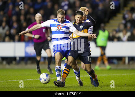 Reading Joey van Den Berg (links) und Newcastle United Ayoze Perez Kampf um den Ball während der Himmel Bet Meisterschaft entsprechen im Madejski Stadium, lesen. Stockfoto