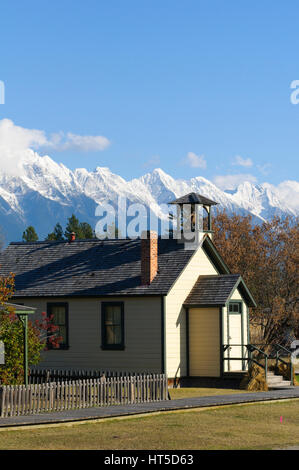 Anglikanische Kirche, mit Rocky Mountain Vista, Fort Steele Heritage Town, Kootenay Region, British Columbia, Kanada Stockfoto