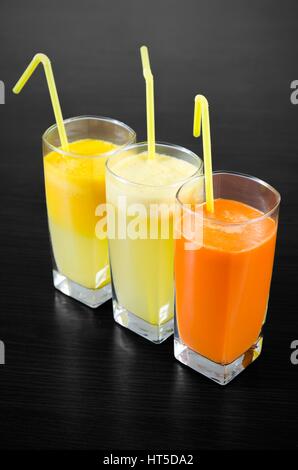 Brille von frischer Karotte, Apfel und Orangensaft Stockfoto
