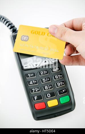 Kontaktlose gold Zahlungskarte mit NFC Chip mit Endgerät Stockfoto