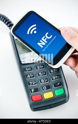 Kontaktlose Karte mit NFC-Chip im Smartphone Stockfoto