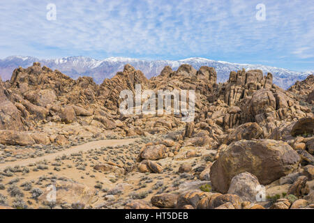 Unbefestigte Straße führt durch ein Fels und Geröll in der Nähe von Lone Pine California. Stockfoto