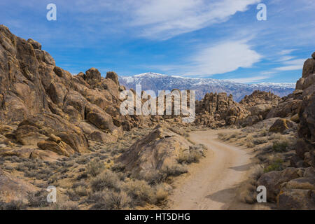 Weg durch die Felsen und Geröll der südkalifornischen Alabama Hills. Stockfoto