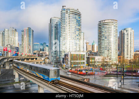 Skytrain schnelle Trans und Skyline von Downtown, Vancouver, Britisch-Kolumbien, Kanada. Stockfoto