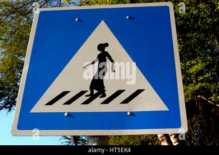 Fußgängerüberweg Straßenschild, zeigt Bild einer Frau überqueren, Luang Prabang, Laos. Stockfoto