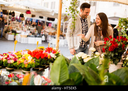 Liebespaar, duftenden Rosen in Rom, Italien Stockfoto