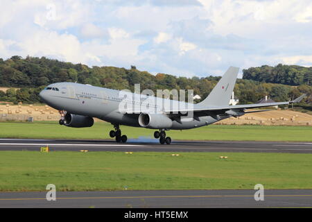 ZZ338, ein Airbus-Voyager-KC.2, betrieben durch die Royal Air Force (RAF), am Flughafen Prestwick in Ayrshire. Stockfoto