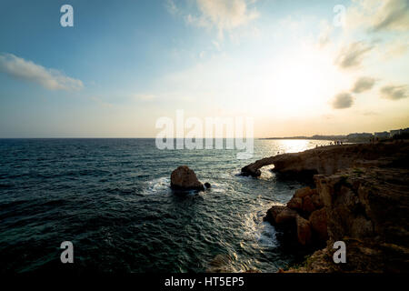 Sonnenuntergang über Meeresgrotten, Cape Greko. Agia Napa, Zypern. Stockfoto