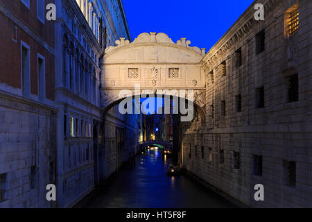 Die Seufzerbrücke (1602) im Morgengrauen in Venedig, Italien Stockfoto