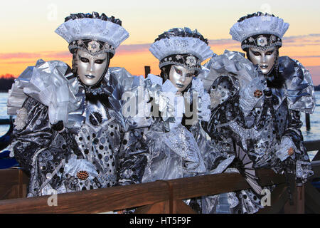 Drei Menschen in traditionellen venezianischen Kostümen während der 2017-Karneval von Venedig, Italien Stockfoto