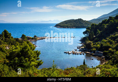 Landschaft der kleinen Bucht in Trpanj Dorf auf der Halbinsel Peljesac in Kroatien Stockfoto