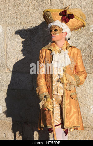 Eine Dame in Trachtenmode aus dem 18. Jahrhundert venezianischen während des Karnevals in Venedig, Italien Stockfoto