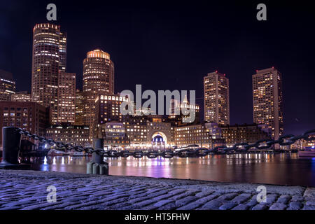Boston Harbor und Financial District Skyline bei Nacht - Boston, Massachusetts, USA Stockfoto