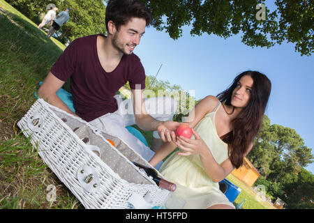 Porträt des jungen Paar beim romantischen Picknick im Lande Stockfoto