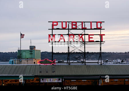 Pike Place öffentlichen Markt und Fischmarkt der Stadt Leuchtreklamen an Dusk, Seattle, Washington State, USA Stockfoto