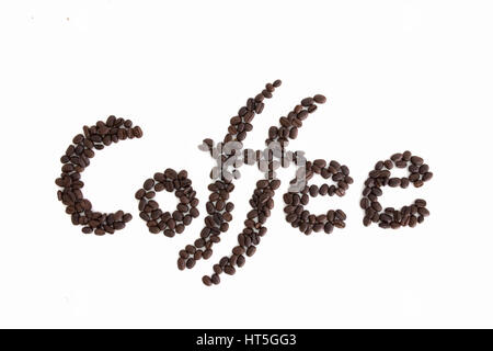Das Wort buchstabiert Kaffee mit Hunderten von Kaffeebohnen. Auf weißen Hintergrund isoliert Stockfoto