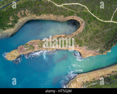 Loch Ard Gorge ist eine historische Sehenswürdigkeit befindet sich in Victoria, Australien. Luftaufnahme wurde am frühen Morgen aufgenommen. Stockfoto