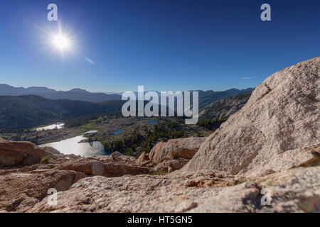 Die Sommersonne brennt hell über die Berge der Sierra Nevada in Kalifornien. Stockfoto