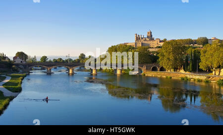 Kathedrale Und Fluss Orb in Beziers, Frankreich - Kathedrale Saint-Nazaire und der Fluss Orb in Beziers Frankreich Stockfoto