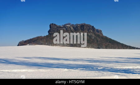 Lilienstein Im Winter - Berg Lilienstein im Elbsandsteingebirge im winter Stockfoto