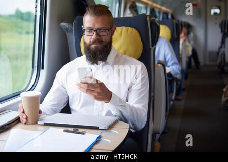 Geschäftsmann, arbeiten im Zug Stockfoto