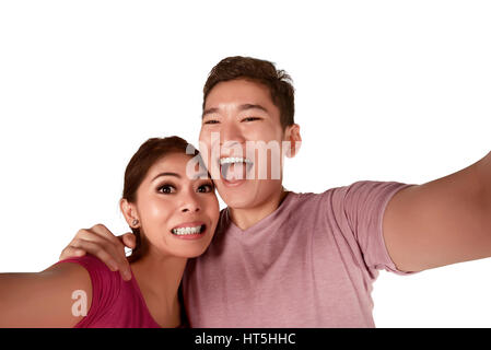 Lustige asiatisch Pärchen nehmen Selfie isoliert auf weißem Hintergrund Stockfoto