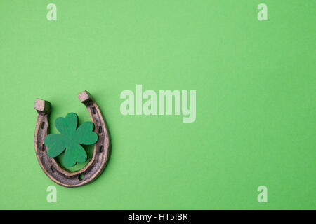 St. Patricks Tag Glücksbringer. Horesechoe und shamrock Stockfoto