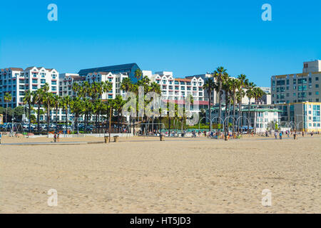 Gebäude durch den Sand in Venice Beach, Kalifornien Stockfoto