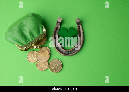 St. Patricks Tag Glücksbringer. Horesechoe und shamrock Stockfoto